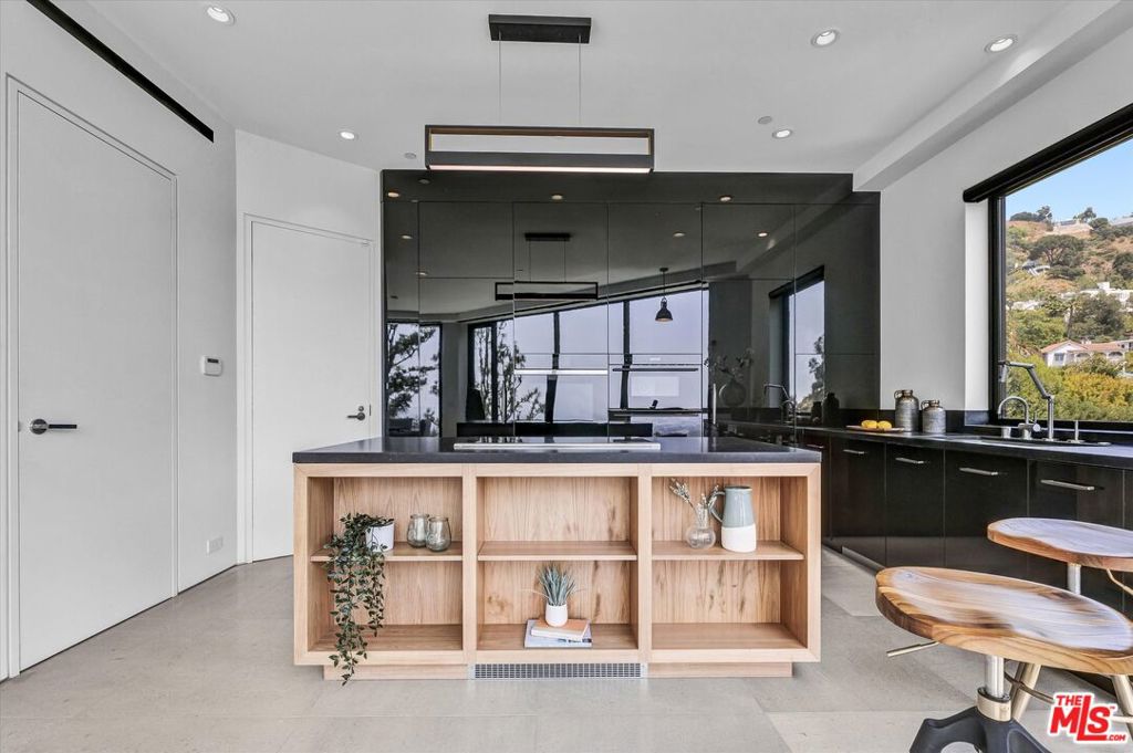 8526 Hollywood Boulevard Property Photo 20