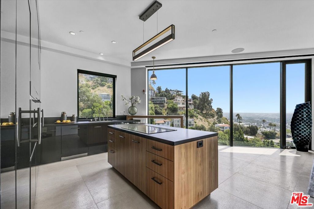 8526 Hollywood Boulevard Property Photo 22
