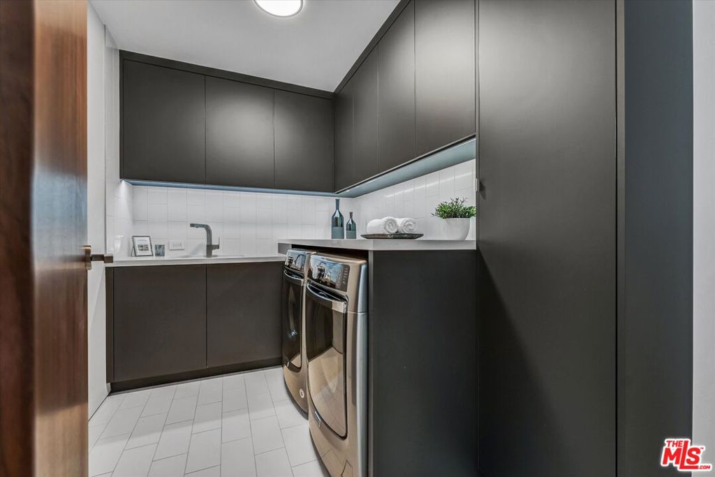 8526 Hollywood Boulevard Property Photo 25