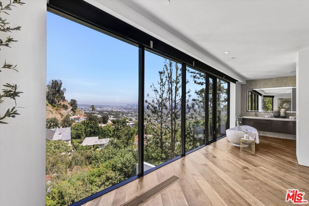 8526 Hollywood Boulevard Property Photo 31