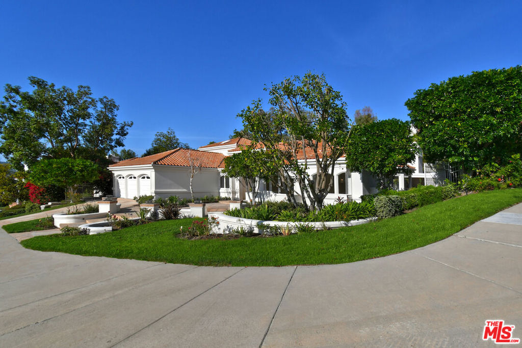 25605 Melbourne Court Property Photo 3