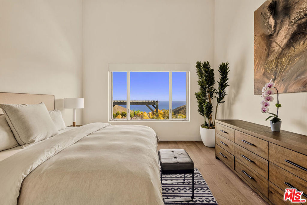 10715 Yerba Buena Road Property Photo 16