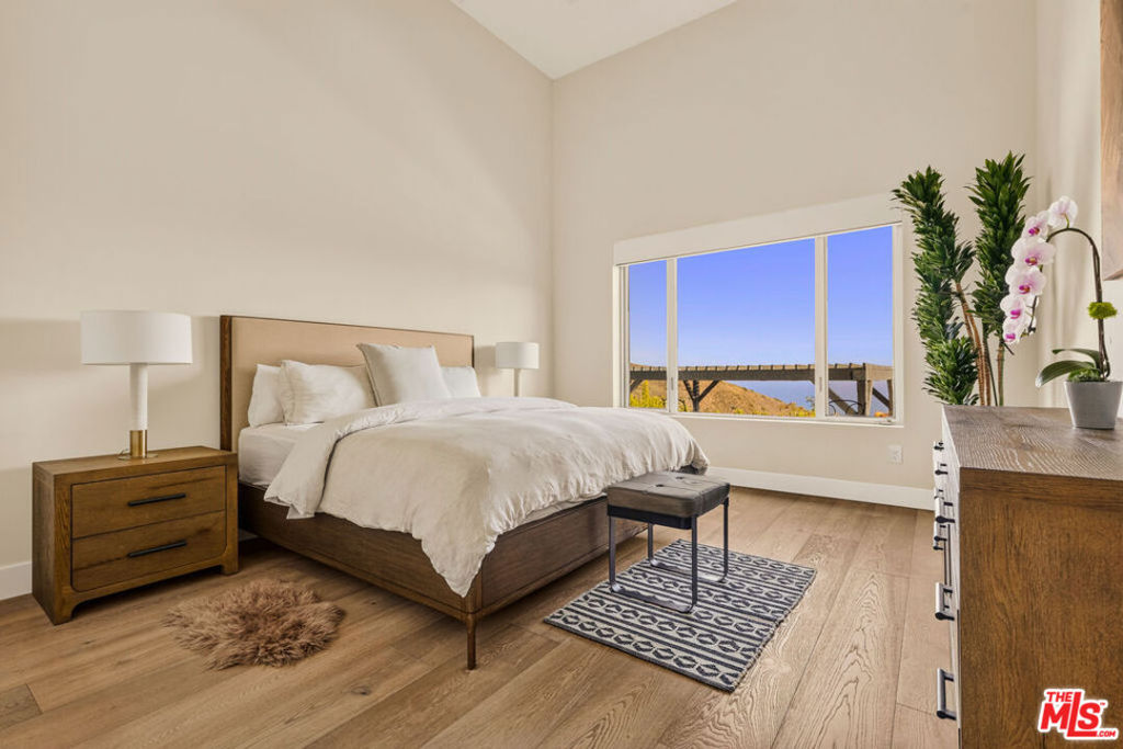 10715 Yerba Buena Road Property Photo 17