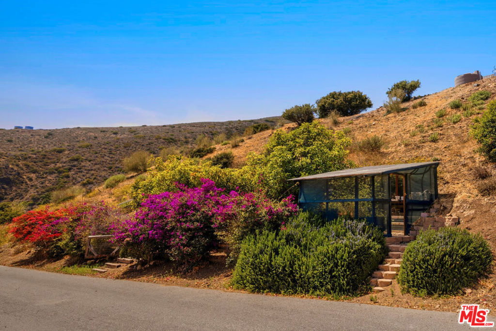 10715 Yerba Buena Road Property Photo 32