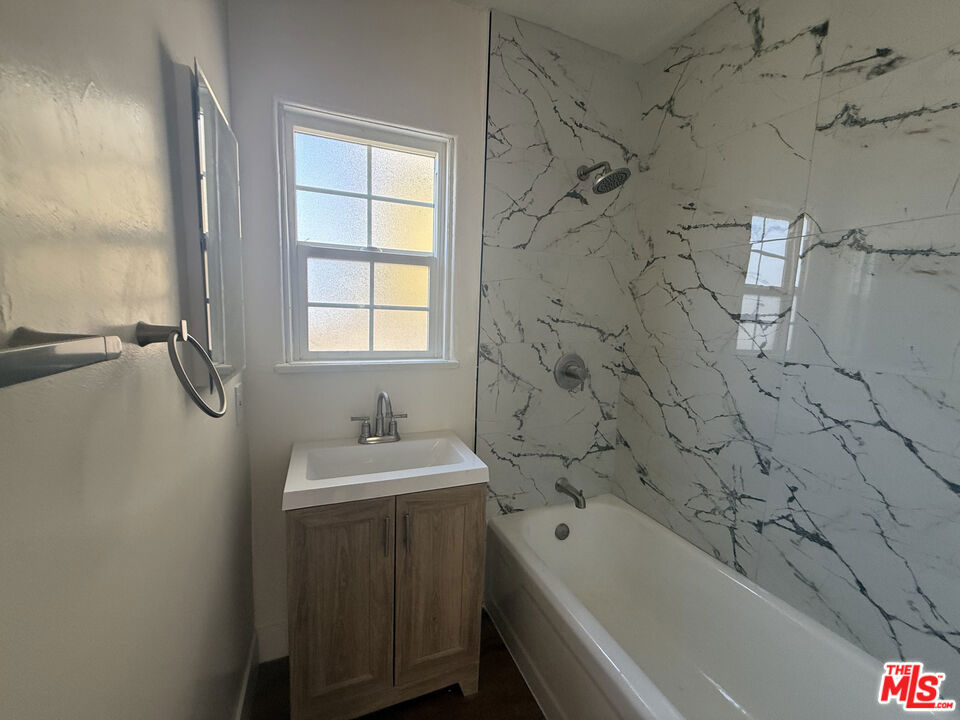 2417 W Vernon Avenue Property Photo 11