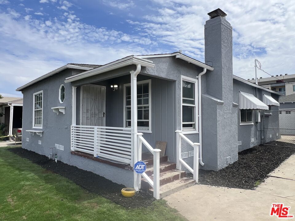 10318 S Manhattan Place Property Photo 1