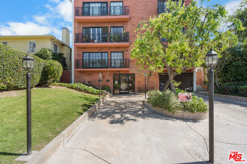 822 S Windsor Boulevard 102 Property Photo 2