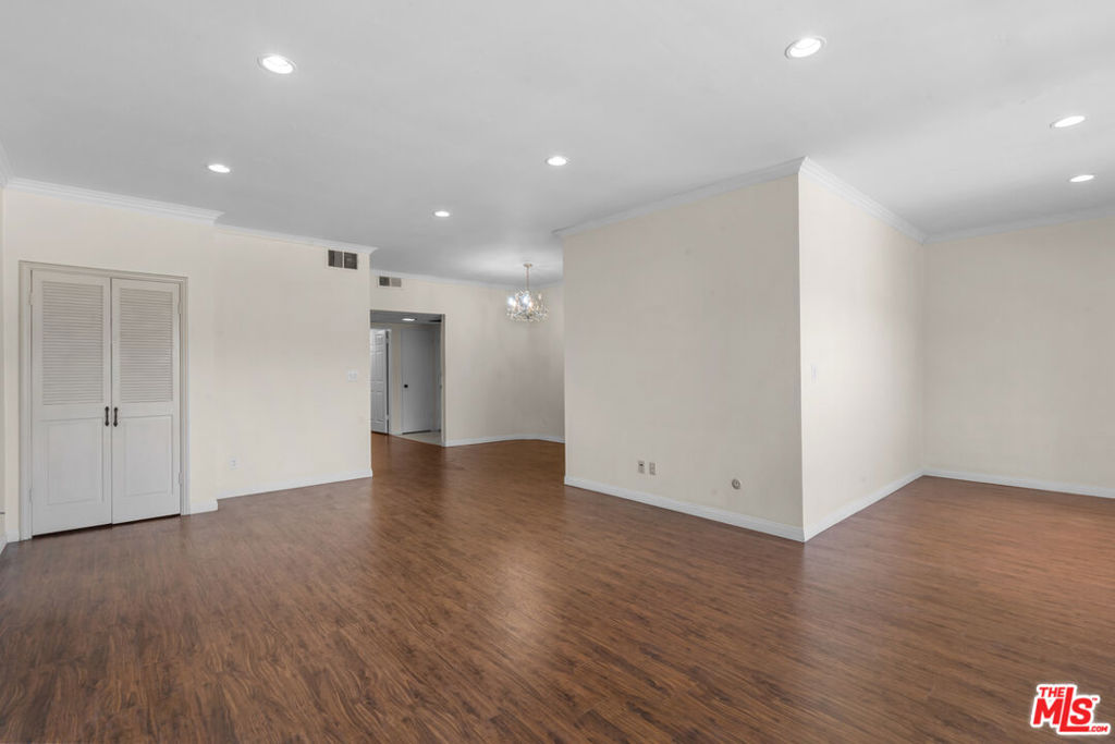 822 S Windsor Boulevard 102 Property Photo 8