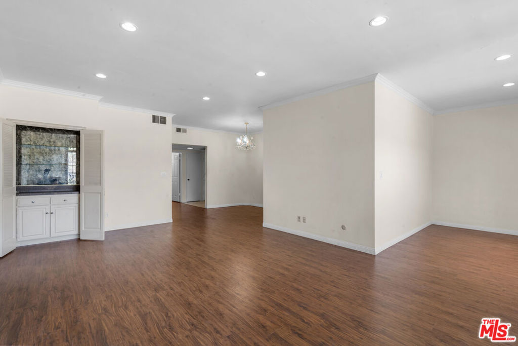 822 S Windsor Boulevard 102 Property Photo 9