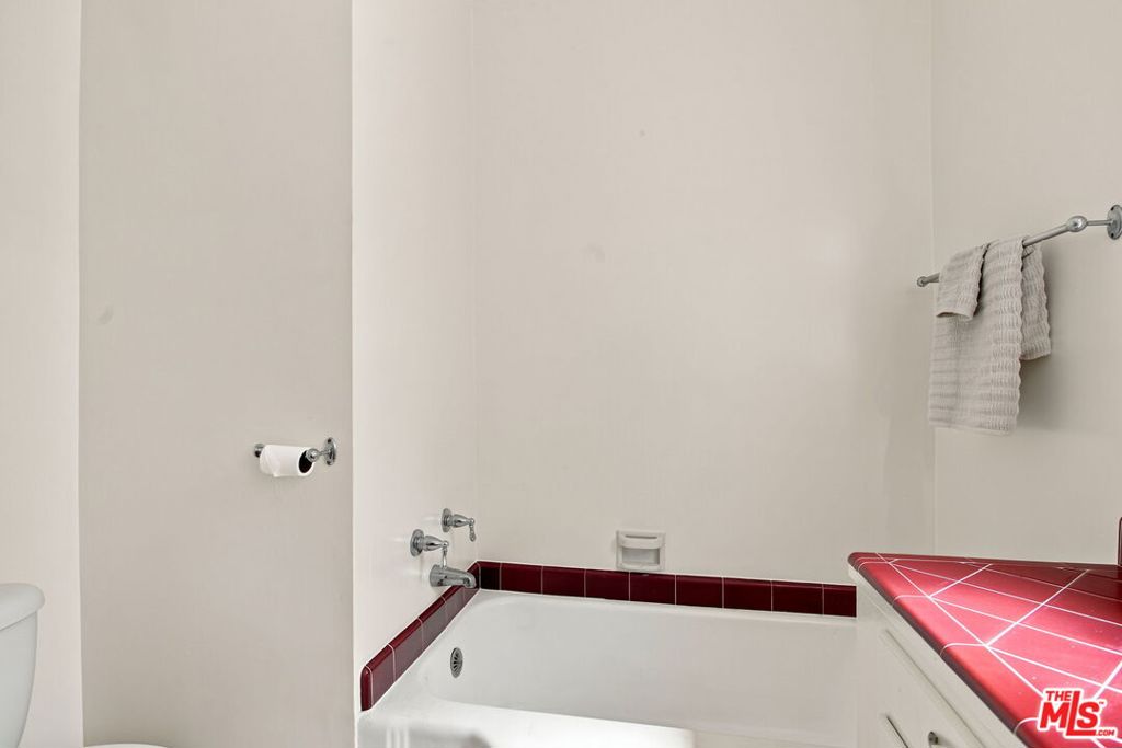 801 W Columbia Street Property Photo 21