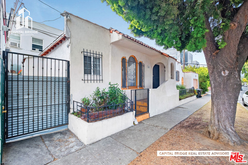 5766 Venice Boulevard Property Photo 6