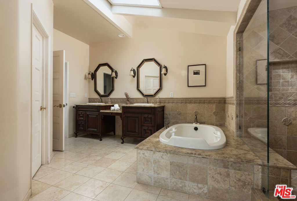 4585 Vieja Drive Property Photo 14
