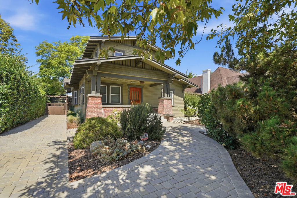 613 N Lucerne Boulevard Property Photo 1