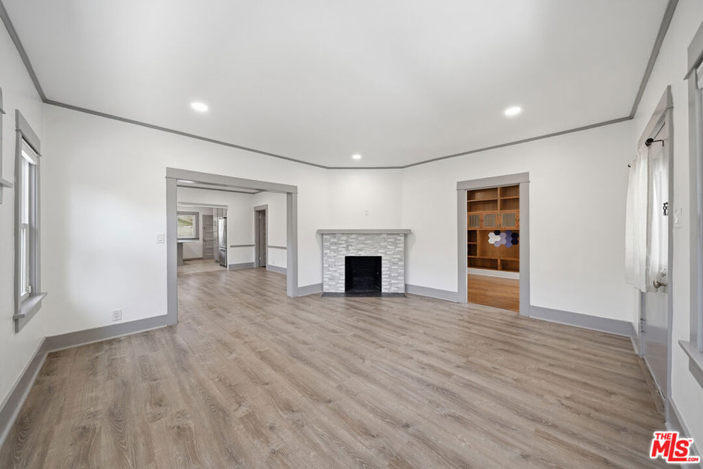 613 N Lucerne Boulevard Property Photo 2