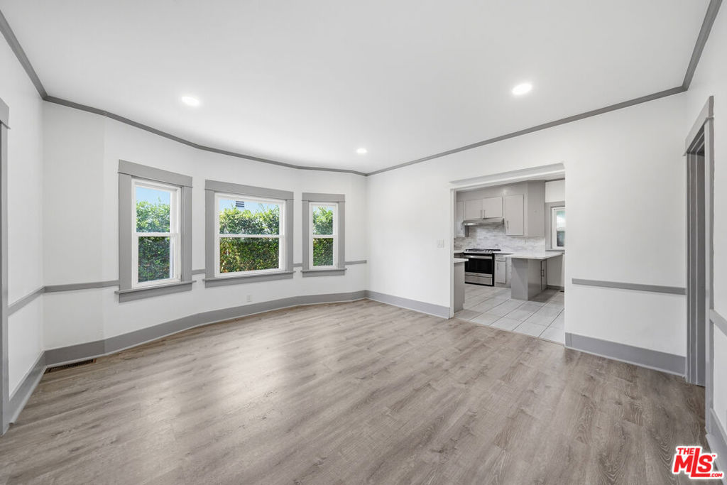 613 N Lucerne Boulevard Property Photo 3