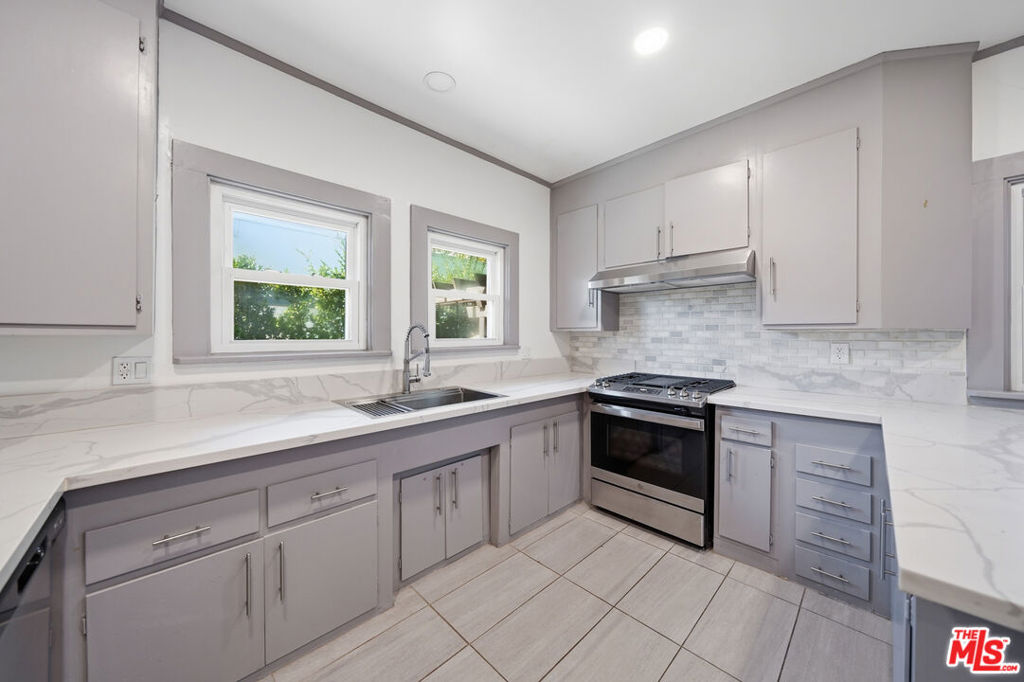613 N Lucerne Boulevard Property Photo 4