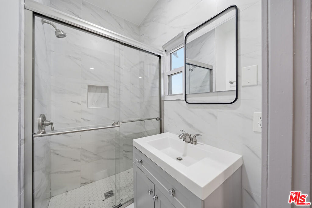 613 N Lucerne Boulevard Property Photo 5