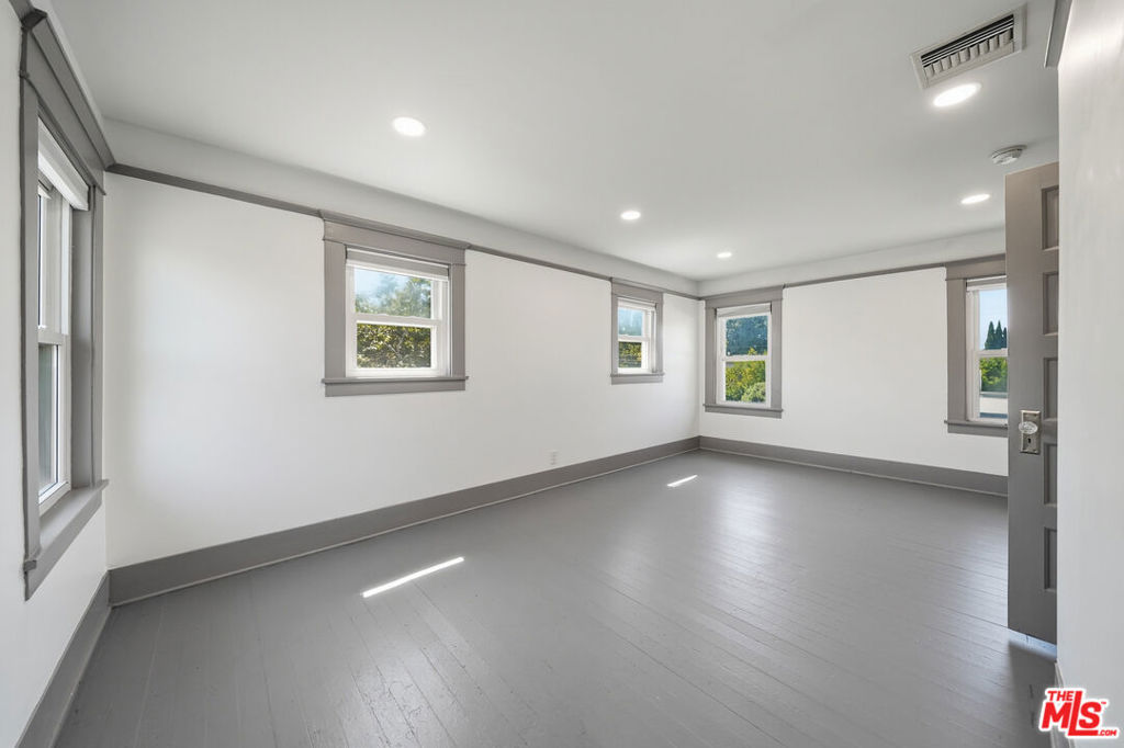 613 N Lucerne Boulevard Property Photo 7