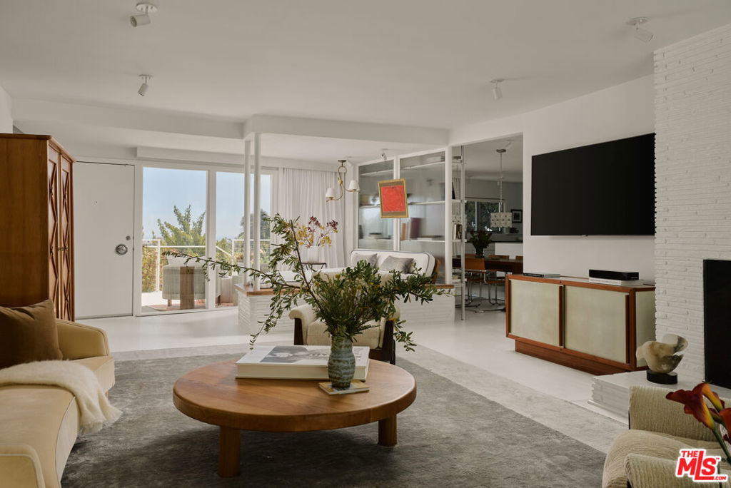 867 Berkeley Street Property Photo 4