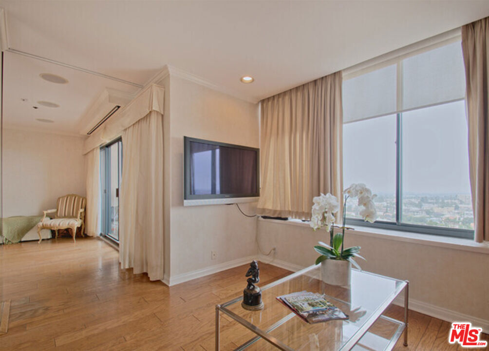 10724 Wilshire Boulevard 1001 Property Photo 4