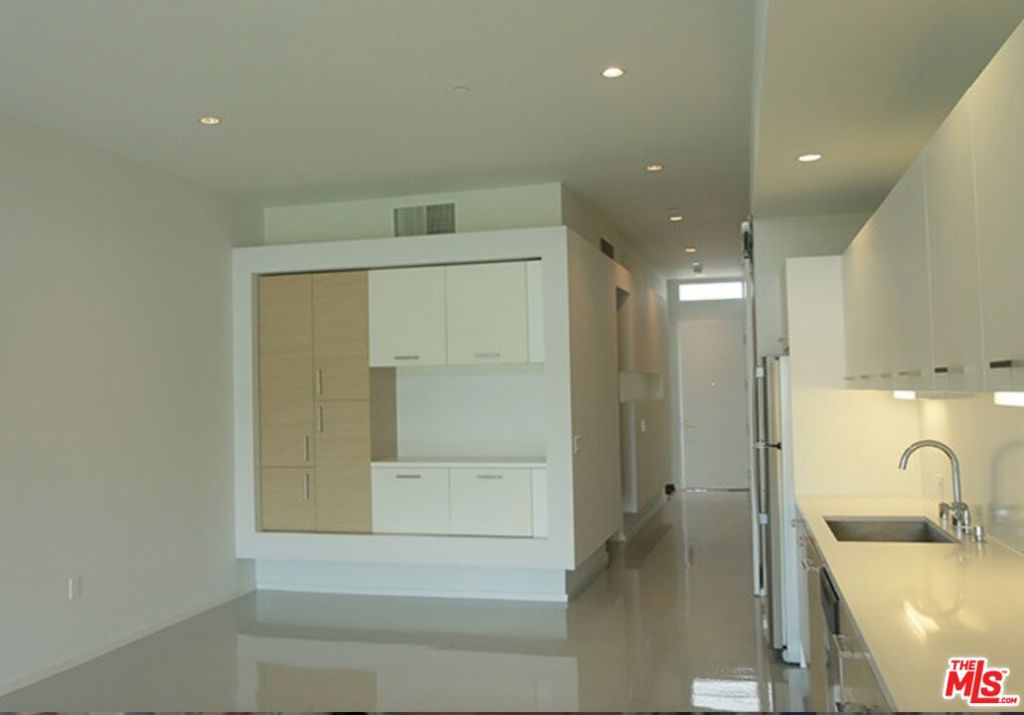 1107 Venice 201 Property Photo 5
