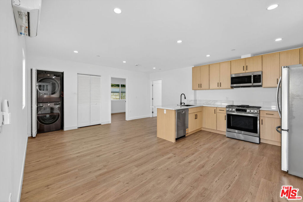 678 E 45th Street Property Photo 33