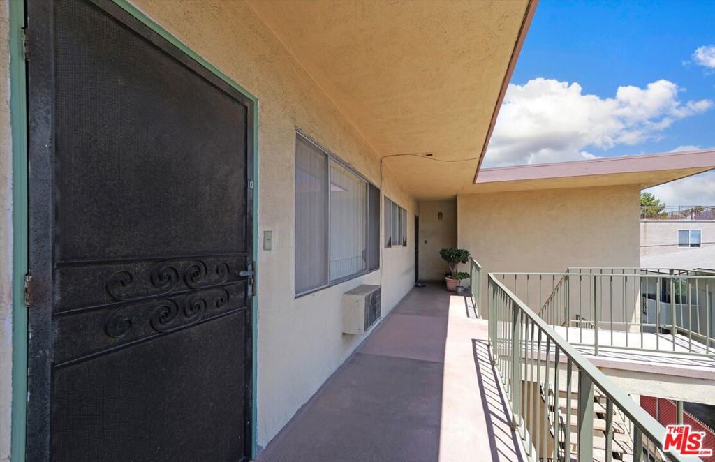 344 S Hobart Boulevard Property Photo 4