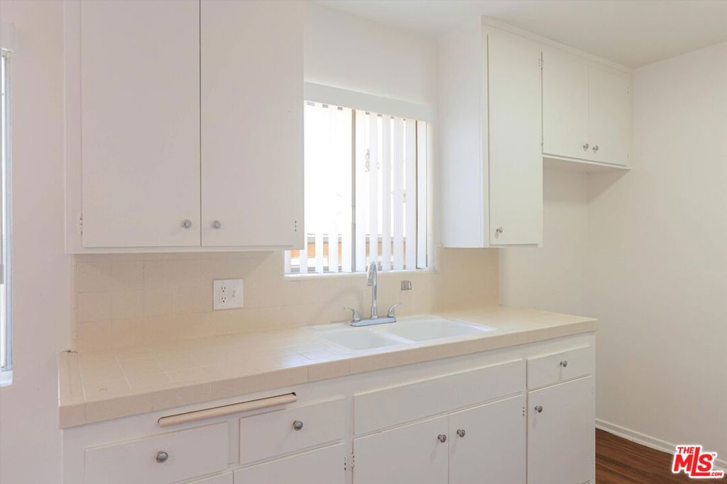 344 S Hobart Boulevard Property Photo 26