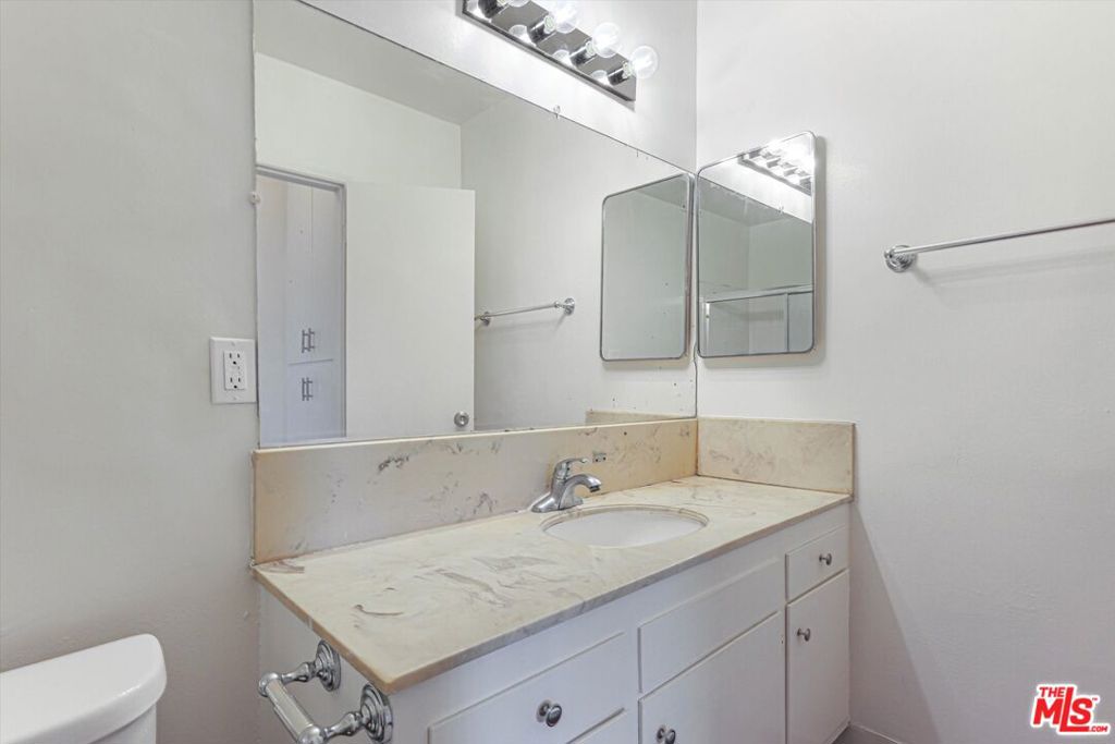 344 S Hobart Boulevard Property Photo 34