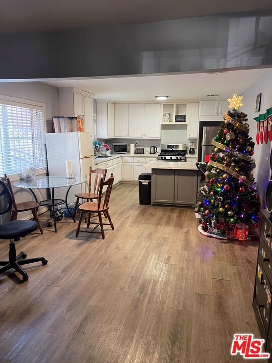 915 E 76th Place Property Photo 3