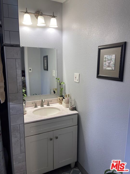 915 E 76th Place Property Photo 12