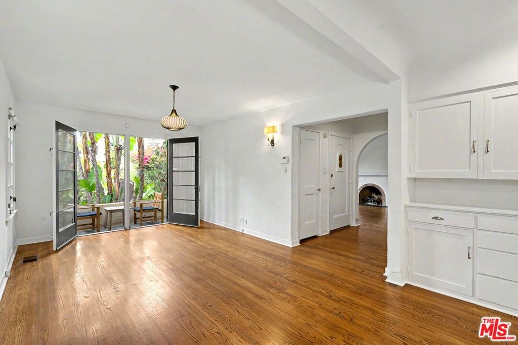 1262 S Burnside Avenue Property Photo 10