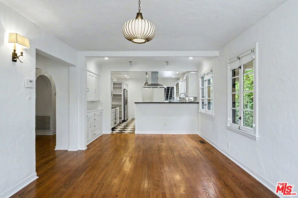 1262 S Burnside Avenue Property Photo 11