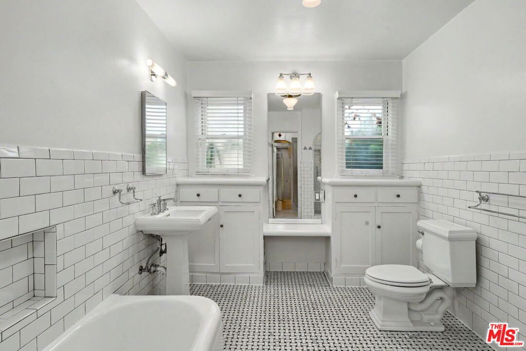1262 S Burnside Avenue Property Photo 15