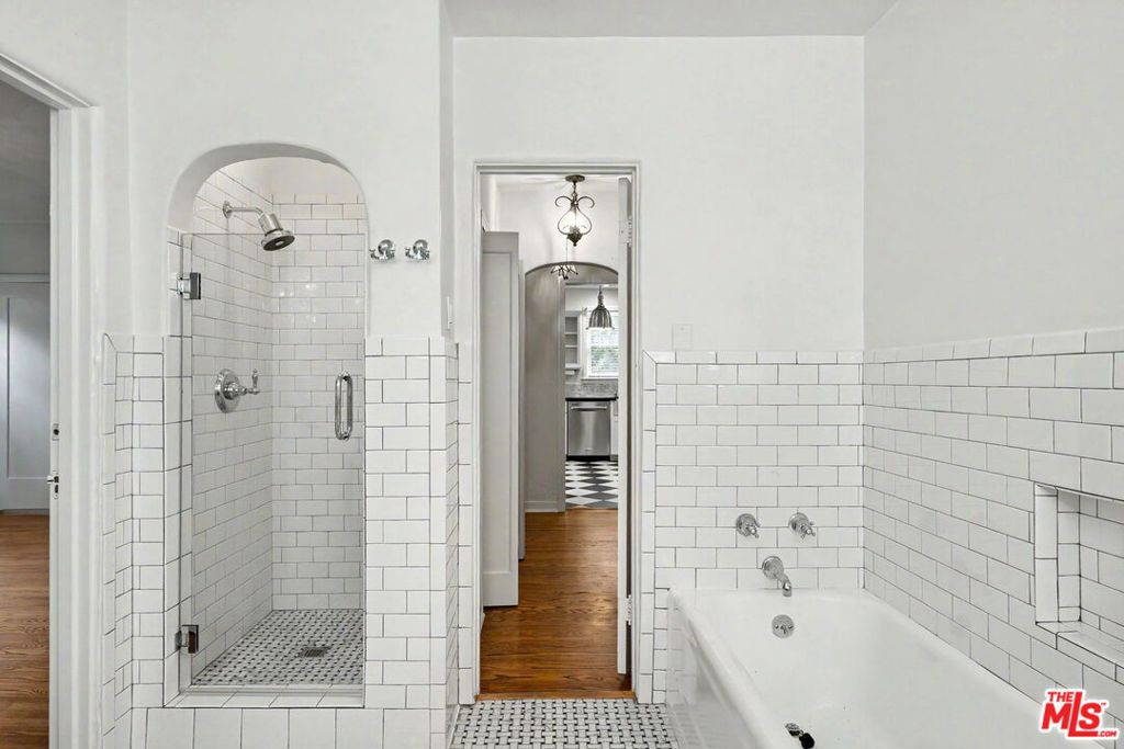 1262 S Burnside Avenue Property Photo 16