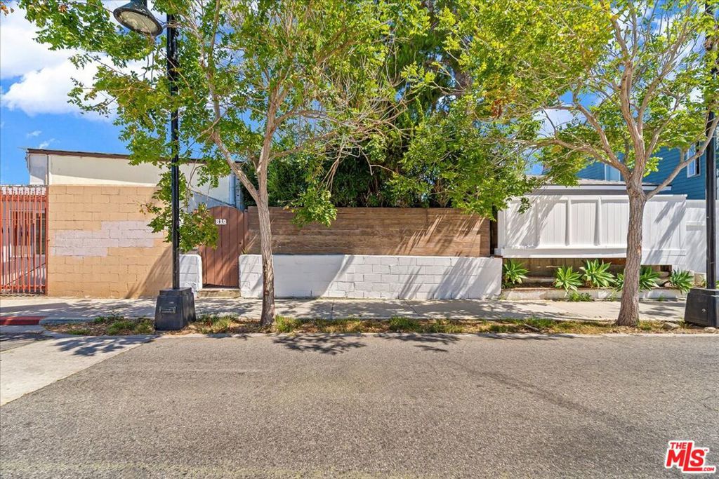 810 Navy Street Property Photo 2