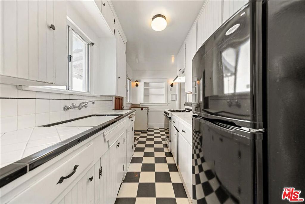 810 Navy Street Property Photo 12