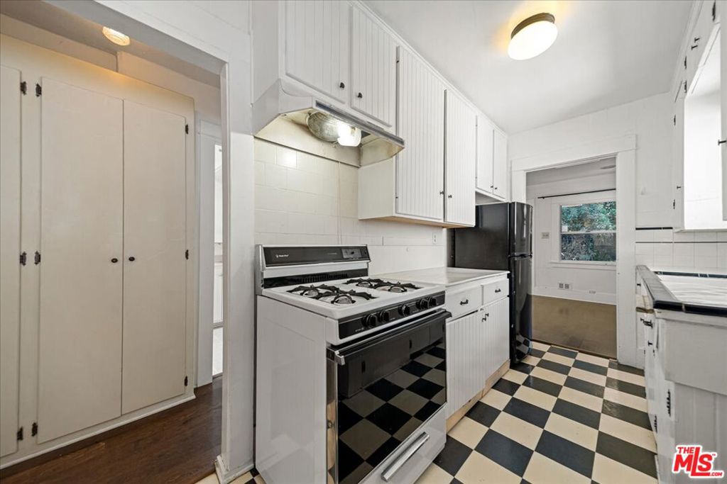 810 Navy Street Property Photo 13