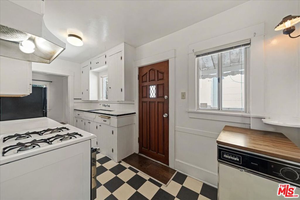 810 Navy Street Property Photo 14