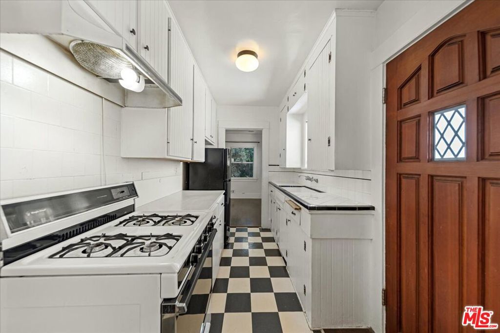 810 Navy Street Property Photo 15