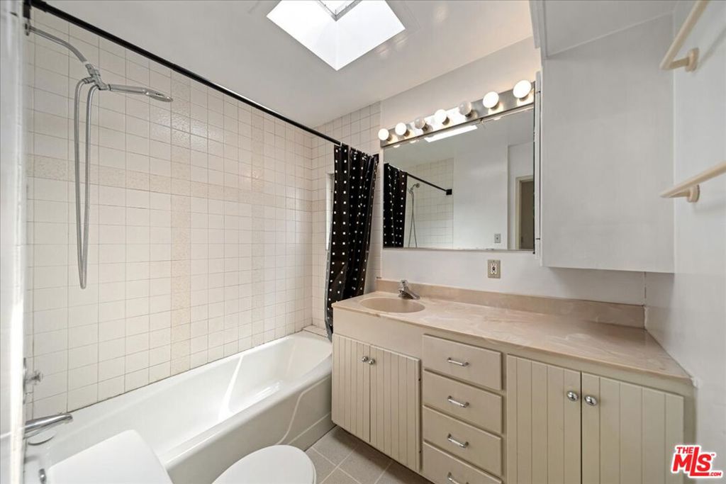 810 Navy Street Property Photo 16