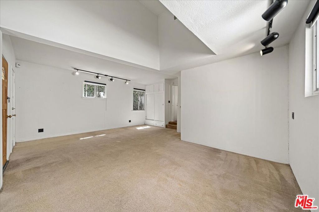 810 Navy Street Property Photo 18