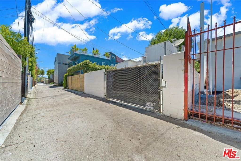 810 Navy Street Property Photo 23