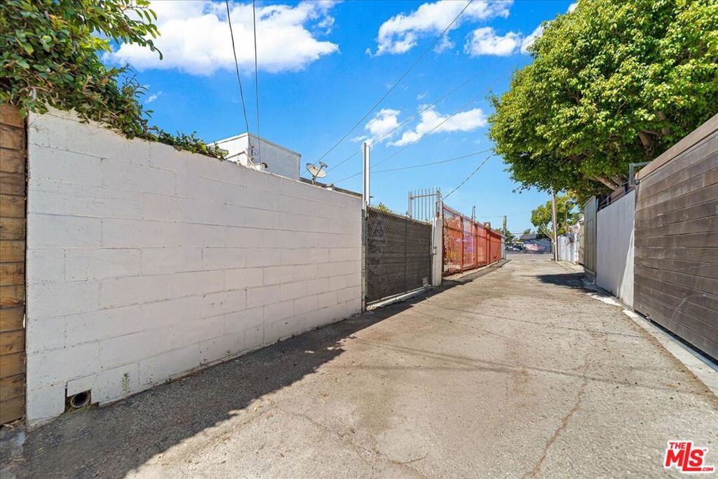 810 Navy Street Property Photo 24