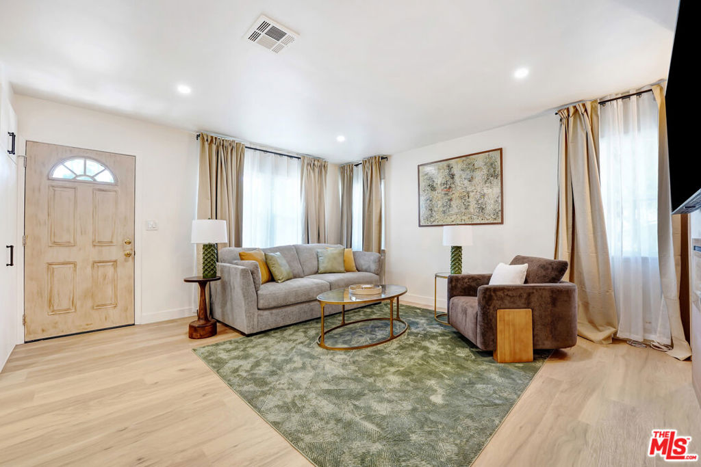 5252 Canoga Avenue Property Photo 4