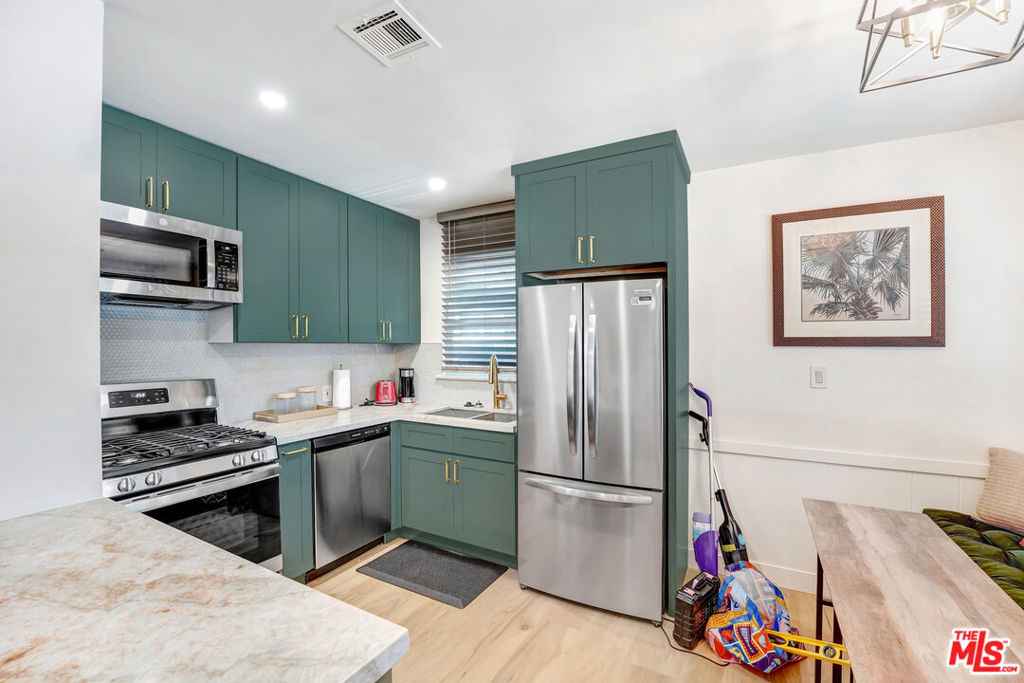5252 Canoga Avenue Property Photo 6