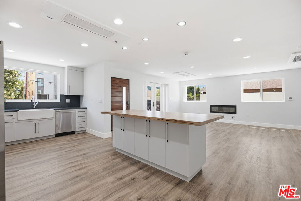 11611 Burbank Boulevard Property Photo 6
