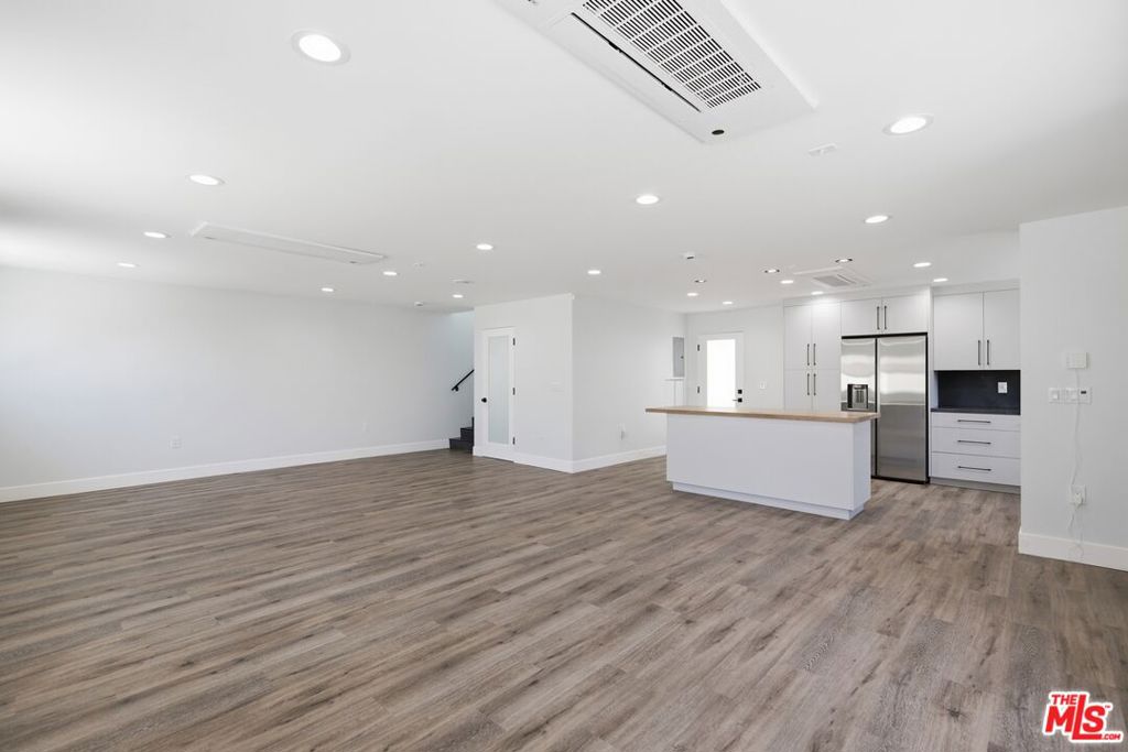 11611 Burbank Boulevard Property Photo 8