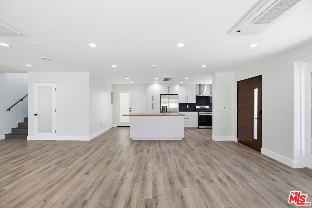 11611 Burbank Boulevard Property Photo 9