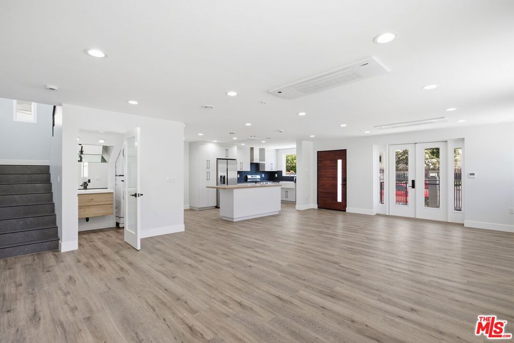 11611 Burbank Boulevard Property Photo 10